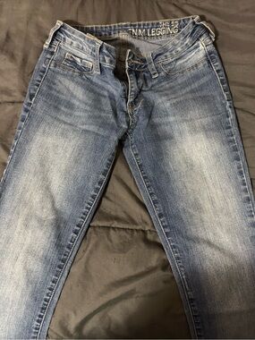 Bullhead Distressed Blue Jeans legging style fit